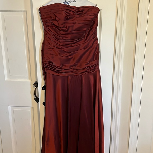 GX by Gwen Stefani Dresses & Skirts - Val Stefanie burgandy colored bridesmaid gown.  Size 14 worn once.